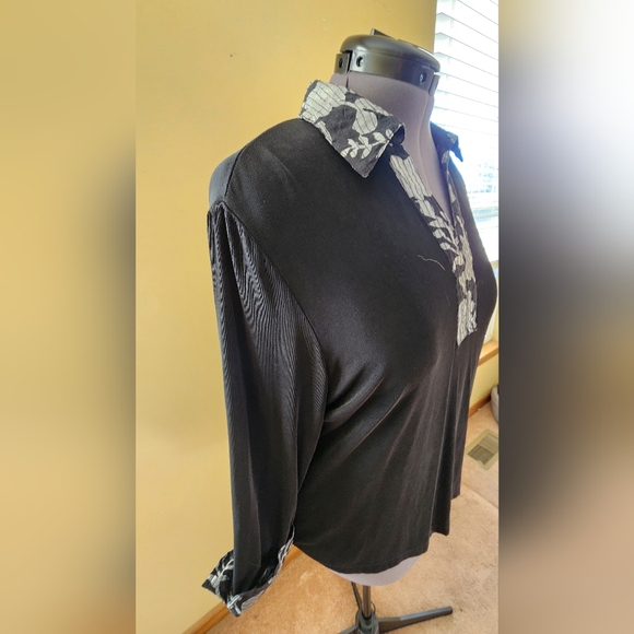 Chico's Travelers Shirt Women's Size L Black Floral Print Stretch Knit Blouse - Picture 3 of 5